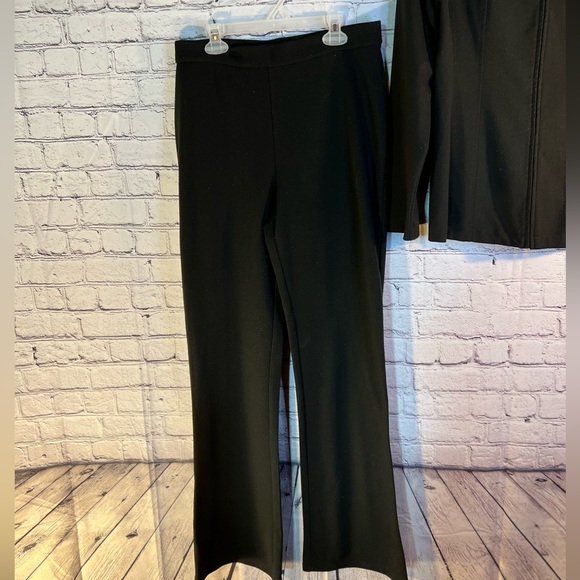 New York & Company. Ladies 2 piece pant set. Size Medium - Picture 7 of 8